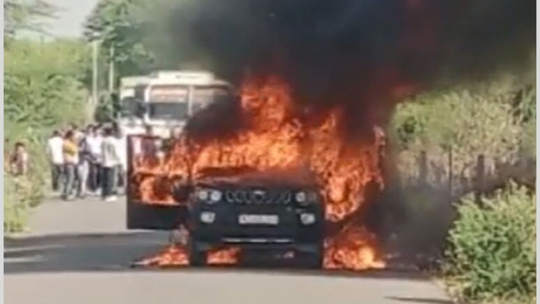 सड़क पर बाल-बाल बची 7 जिंदगियां, स्कॉर्पिओ कार में अचानक भड़क उठी आग