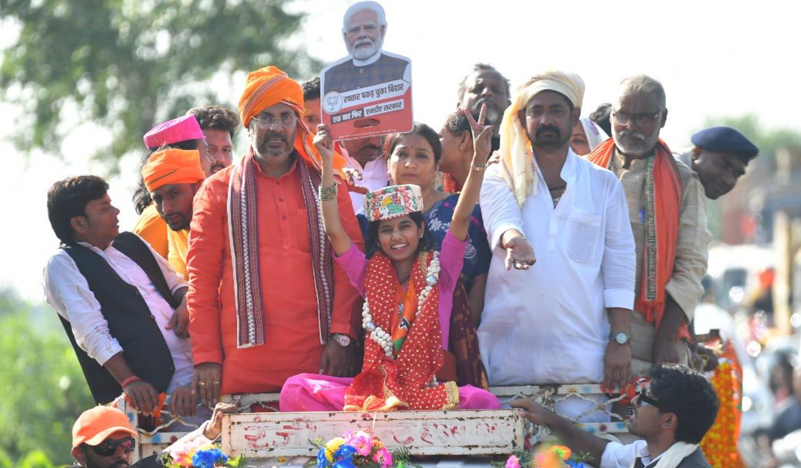 बिहार चुनावः मैथिली ठाकुर की अलीनगर सीट पर क्या मुकाबला एकतरफा होगा?