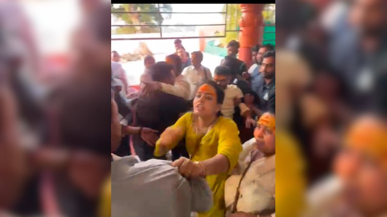 Ujjain: काल भैरव मंदिर में गार्ड्स ने श्रद्धालुओं के साथ की मारपीट, महिलाओं को धक्का देकर किया बाहर 