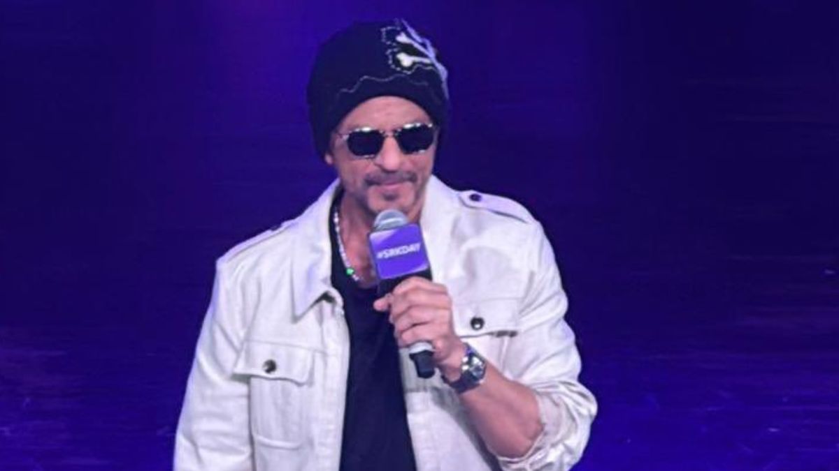 Viral Video: Shah Rukh Khan Cuts 3-Tier Cake With Fans At Meet And Greet