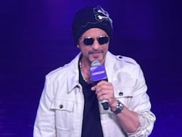 Viral Video: Shah Rukh Khan Cuts 3-Tier Cake With Over 300 Fans At Meet And Greet