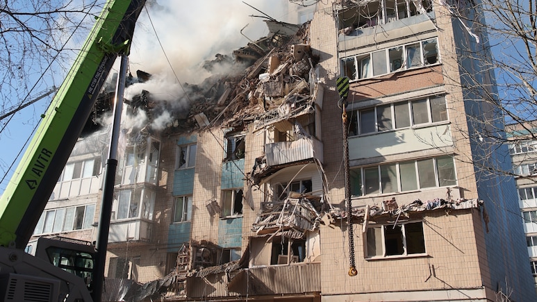 पश्चिमी यूक्रेन में रूस का भीषण ड्रोन-मिसाइल हमला: 20 नागरिकों की मौत, जेलेंस्की तुर्की रवाना