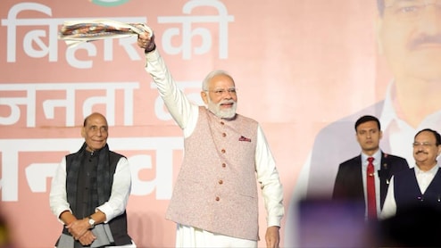 कहानी उस गमछे की, जिसे बिहार में जीत के बाद पीएम मोदी ने लहराया