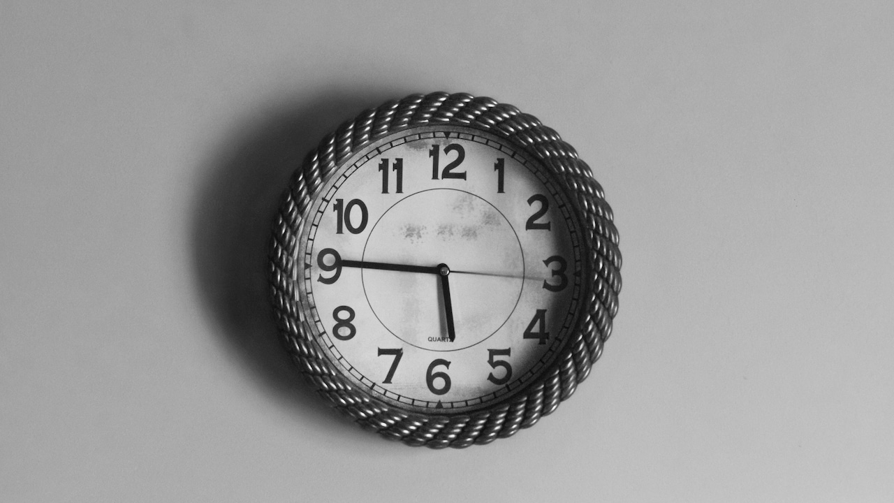 Best Wall Clocks Under ₹1000 That Quietly Upgrade Your Rooms Aesthetic