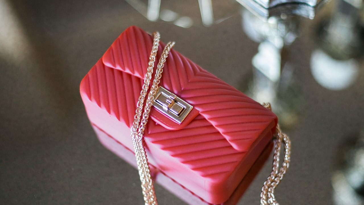 The Colour-Contrast Trick That Makes Any Clutch Look Bridal-Ready The Colour-Contrast Trick That Makes Any Clutch Look Bridal-Ready