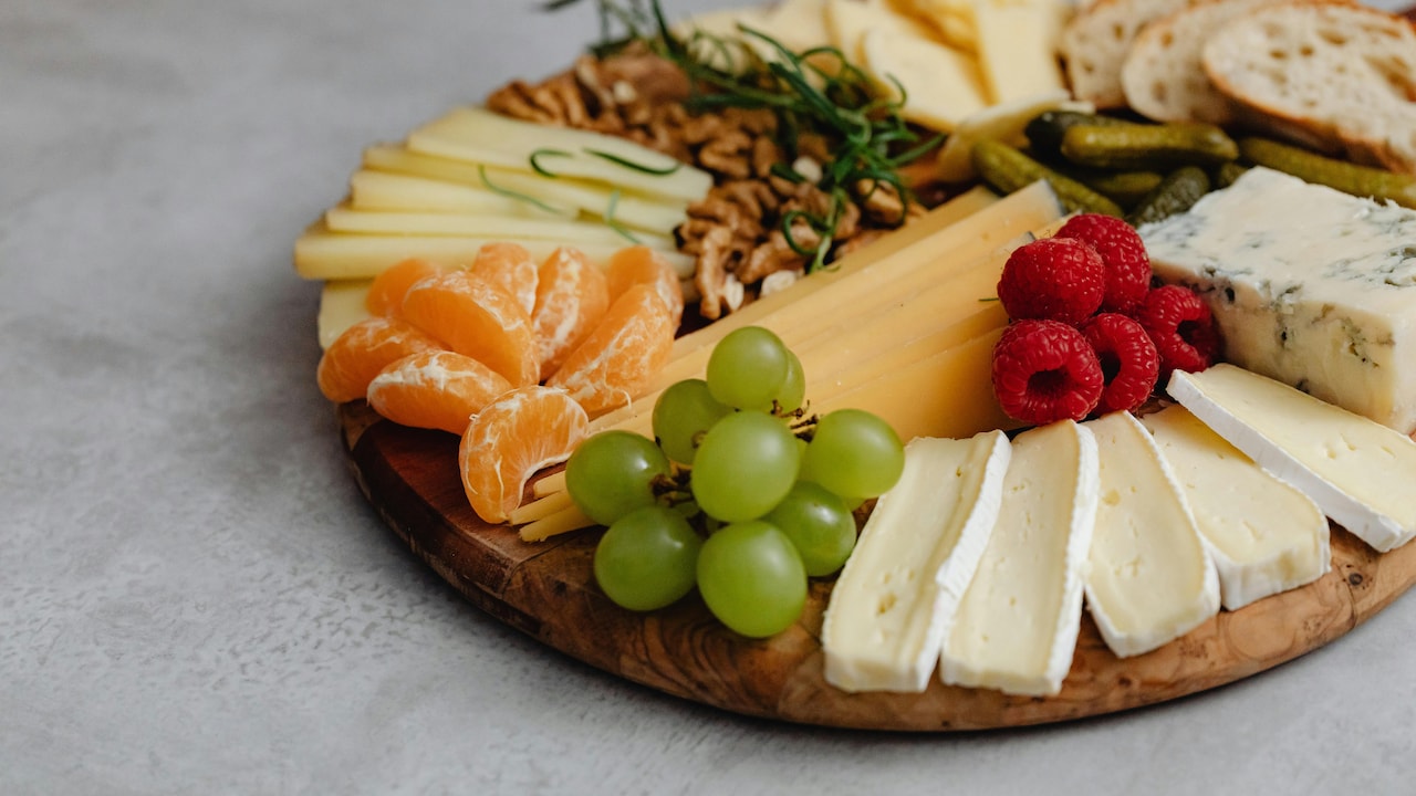 Try these charcuterie boards to serve your desi food in style Try these charcuterie boards to serve your desi food in style