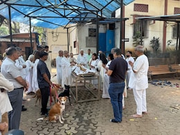मुंबई में कामिनी कौशल का अंतिम संस्कार, उनके कुत्ते भी अंतिम संस्कार में हुए शामिल 