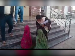 न्याय नहीं मिल रहा तो तहसीलदार के पैर पकड़कर बैठ गईं आदिवासी महिलाएं, लगाई इंसाफ की गुहार 