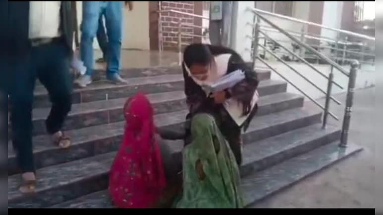 न्याय नहीं मिल रहा तो तहसीलदार के पैर पकड़कर बैठ गईं आदिवासी महिलाएं, लगाई इंसाफ की गुहार 