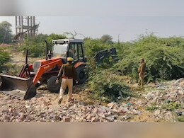 सड़क पर हेरोइन बेच रही महिला गिरफ्तार, घर में लगा बिजली का मीटर भी उखाड़ा, निगम की टीम जेसीबी लेकर पहुंची