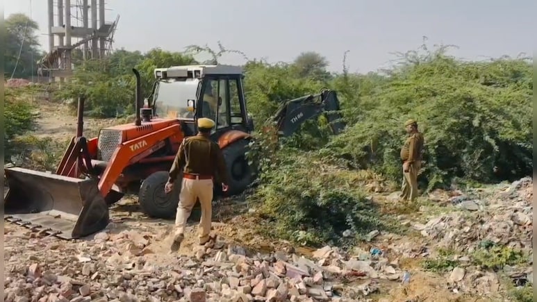 सड़क पर हेरोइन बेच रही महिला गिरफ्तार, घर में लगा बिजली का मीटर भी उखाड़ा, निगम की टीम जेसीबी लेकर पहुंची