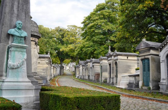 यहां की सरकार ने शुरू किया अजीबोगरीब ऑफर, फेमस हस्तियों की कब्र के बगल में दफन होने का मौका!