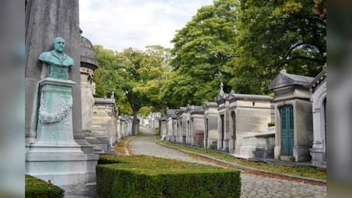 यहां की सरकार ने शुरू किया अजीबोगरीब ऑफर, फेमस हस्तियों की कब्र के बगल में दफन होने का मौका!