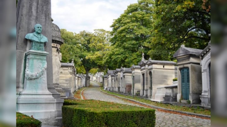 यहां की सरकार ने शुरू किया अजीबोगरीब ऑफर, फेमस हस्तियों की कब्र के बगल में दफन होने का मौका!