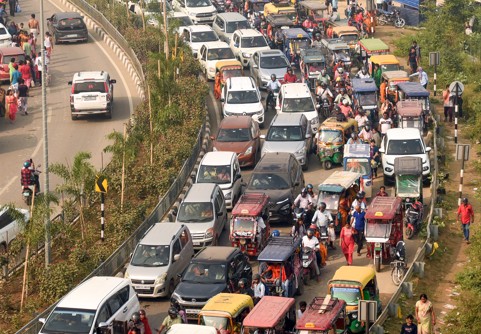 दम घोंट रही हवा! नोएडा में पेट्रोल-डीजल डिलीवरी वाहन होंगे बंद, सिर्फ CNG और इलेक्ट्रिक गाड़ियां चलेंगी