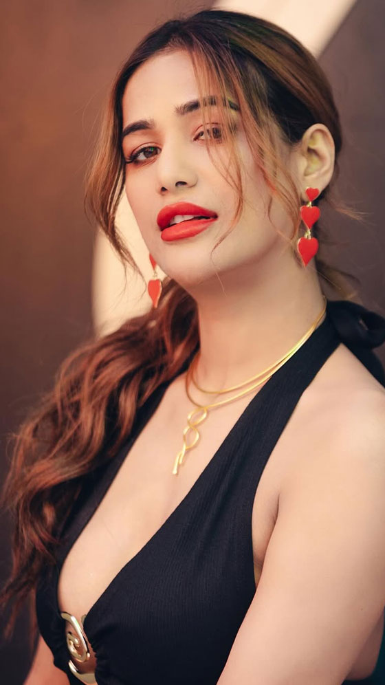 Poonam Pandey’s Daring Cut-Out Ensemble Is a Showstopper