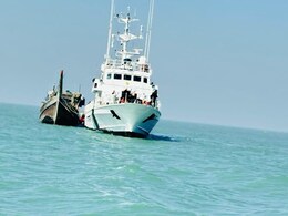 कोस्टगार्ड ने एक हफ्ते  में पकड़ी चौथी बांग्लादेशी नाव, 28 मछुआरे हिरासत में लिए गए