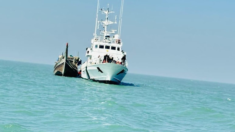 कोस्टगार्ड ने एक हफ्ते  में पकड़ी चौथी बांग्लादेशी नाव, 28 मछुआरे हिरासत में लिए गए