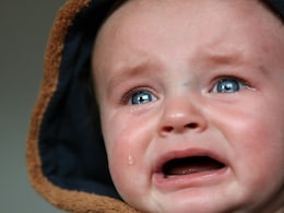 बच्चे के रोने पर क्यों बहने लगती है नाक, जानें आंसू और नाक बहने के बीच interesting fact...