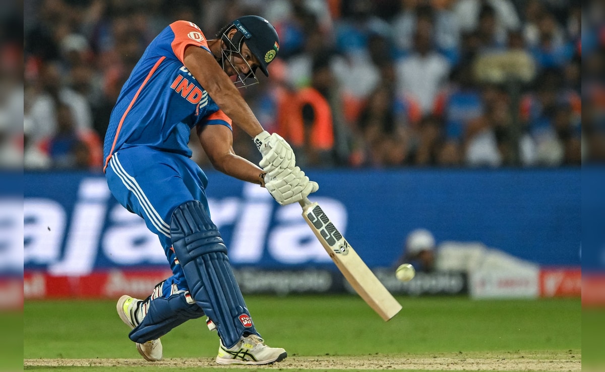 IND vs AUS: शिवम दुबे ने लगाया गगनचुंबी छक्का, गेंद गई स्टेडियम के पार, देखकर पकड़ लेंगे माथा - VIDEO