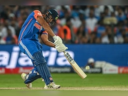 IND vs AUS: शिवम दुबे ने लगाया गगनचुंबी छक्का, गेंद गई स्टेडियम के पार, देखकर पकड़ लेंगे माथा - VIDEO