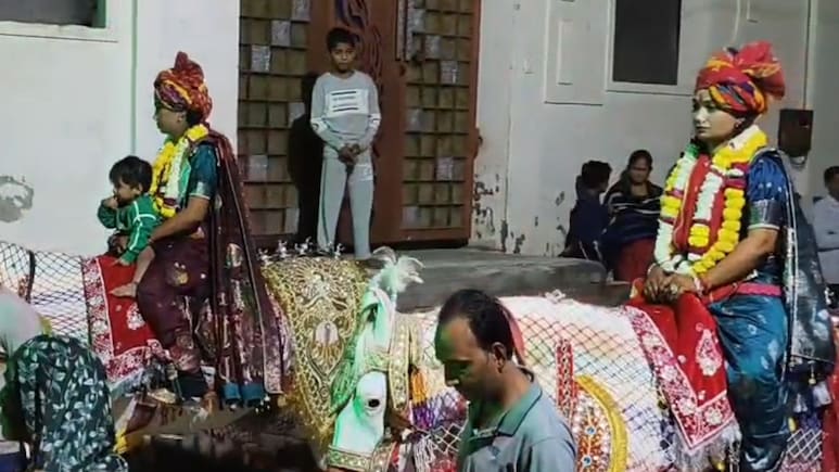 Rajasthan: सीकर में एक पिता ने बेटियों की निकाली शाही सवारी', लगातार तीन दिन घोड़ी निकाली बिंदौरी Rajasthan: सीकर में एक पिता ने बेटियों की निकाली शाही सवारी', लगातार तीन दिन घोड़ी निकाली बिंदौरी