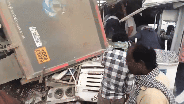 तेलंगाना हादसा: गिट्टी से भरे ट्रक की टक्कर से पिचक गई बस, दबे यात्री चीखते-पुकारते रहे, 17 की मौत