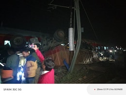 UP के बाराबंकी में बड़ा हादसा, ब्रिज तोड़ते हुए रेलवे ट्रैक पर गिरा ट्रक, मची अफरातफरी