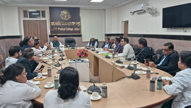 SMS मेडिकल कॉलेज में सभी सुपरिंटेंडेंट ने वापस लिया इस्तीफा, काम पर लौटने का किया फैसला