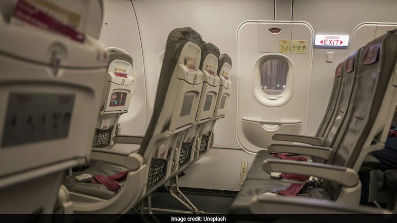 घबराए यात्री ने उड़ान शुरु होने से पहले ही खोल दिया विमान का दरवाजा, फिर जो हुआ, हुई बड़ी कार्रवाई