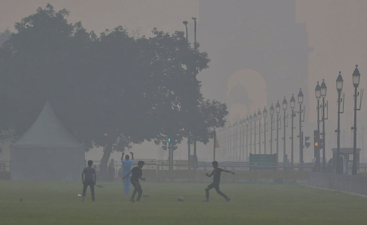 Haze Blankets Delhi As Air Quality Remains 'Very Poor' Haze Blankets Delhi As Air Quality Remains 'Very Poor'