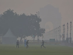 &quot;Awful Situation&quot;: Priyanka Gandhi Flags Toxic Delhi Air To PM, Rekha Gupta