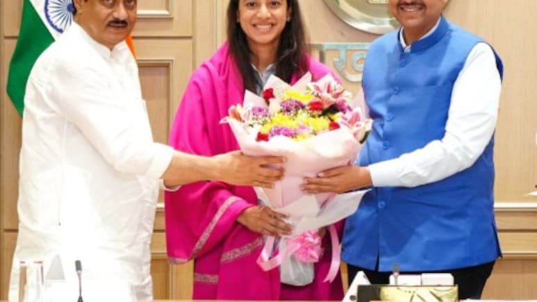 स्मृति मंधाना सहित चार खिलाड़ियों को राज्य सरकारों ने दिया इनाम, इस खिलाड़ी की तो निकल पड़ी