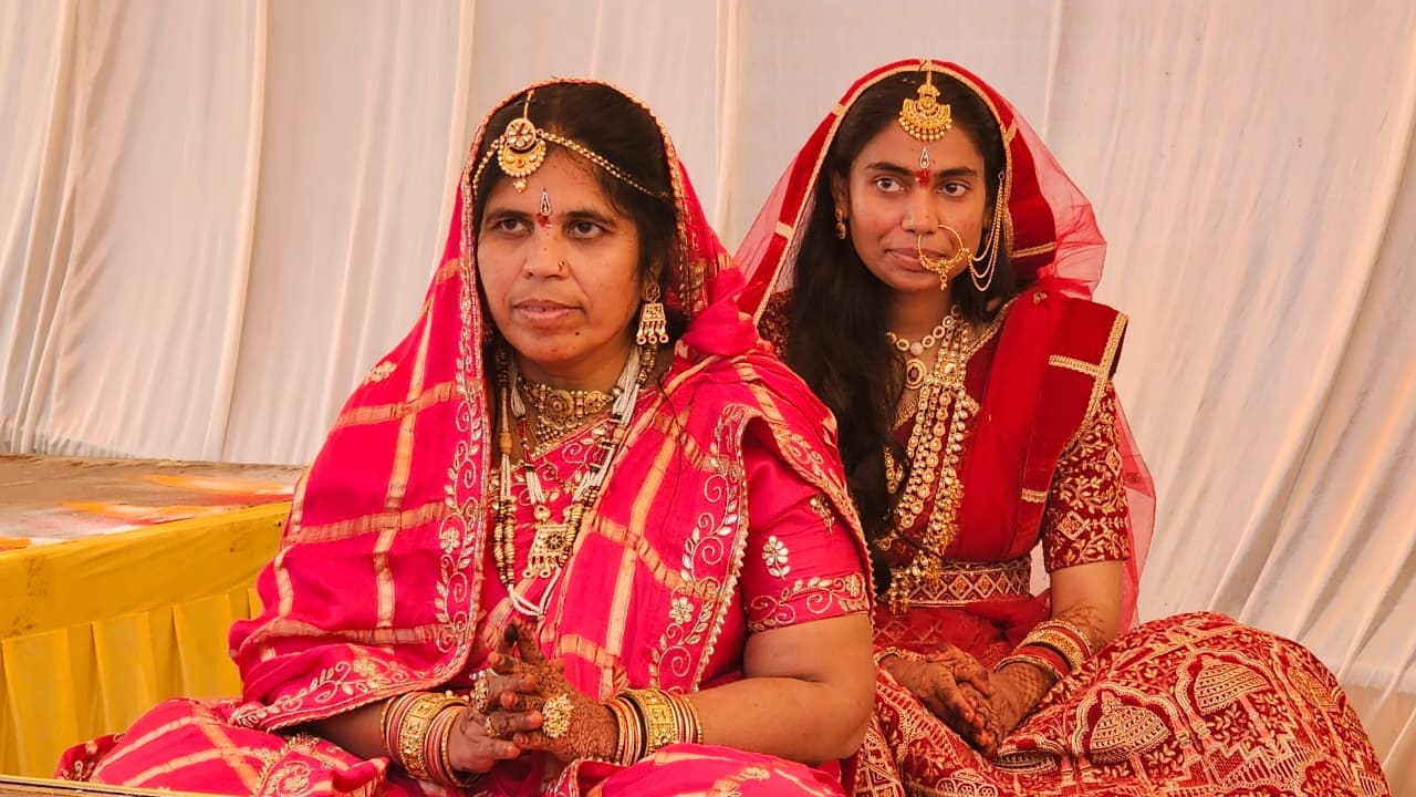 डाक्टर बेटी मां के साथ लेगी दीक्षा डाक्टर बेटी मां के साथ लेगी दीक्षा