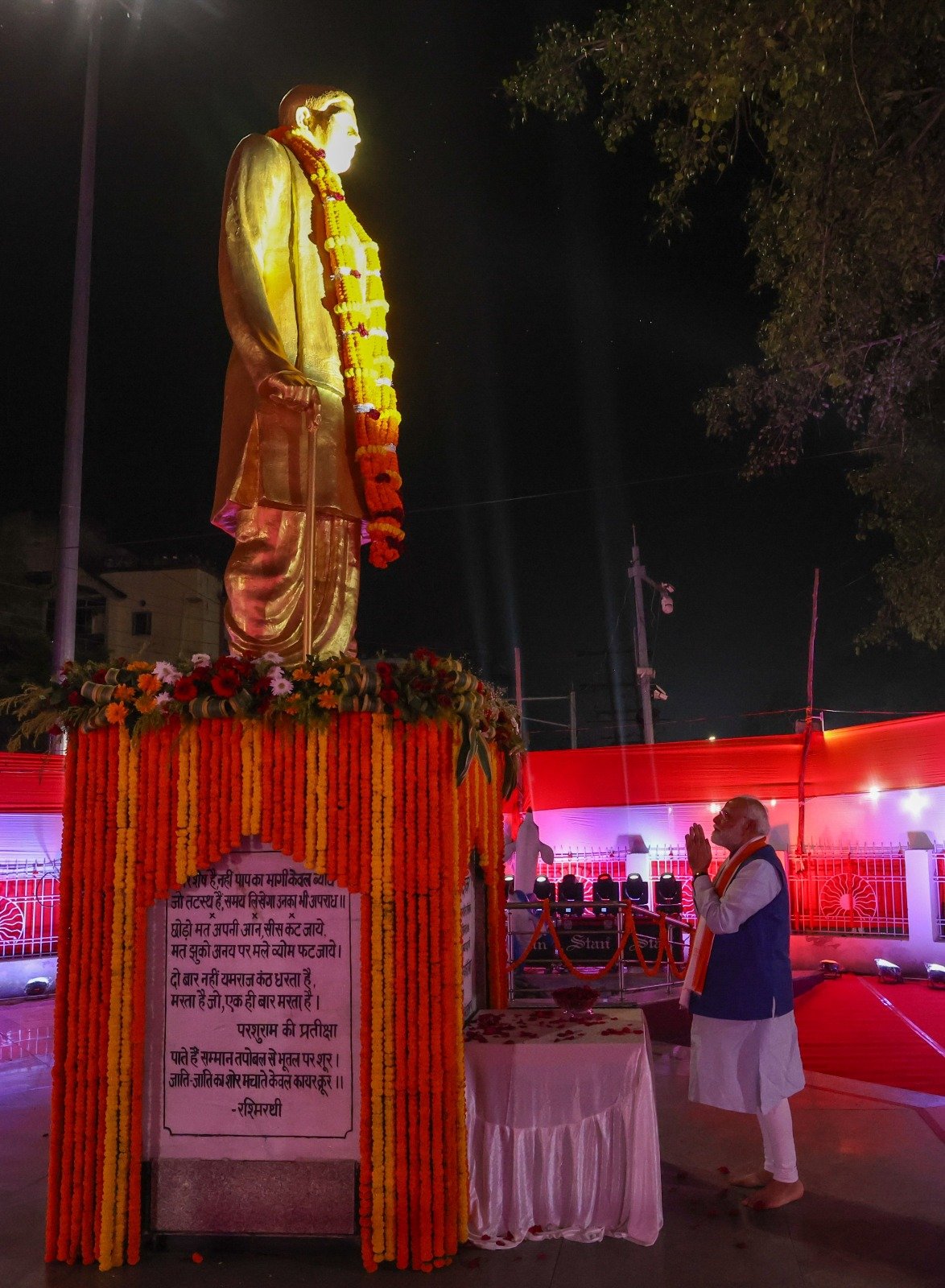 पटना में राष्ट्रकवि दिनकर की प्रतिमा पर PM मोदी का माल्यार्पण, क्या भूमिहार वोट साधने की है ये रणनीति?