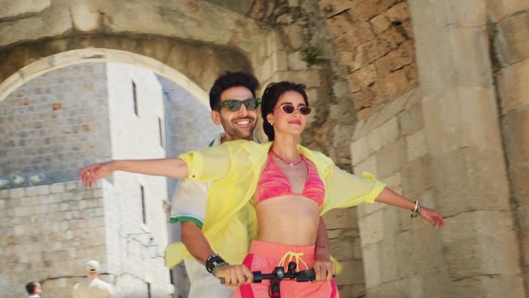 Ananya Panday's Beach Outfits In <i>Tu Meri Main Tera Main Tera Tu Meri</i> To Inspire Your Holiday Looks