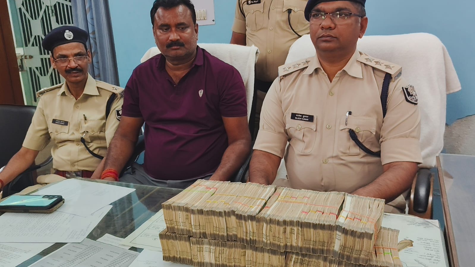 टेबल पर रखी नोटों की गड्डियां, बिहार में पहले फेज की वोटिंग से पहले पुलिस का एक्शन