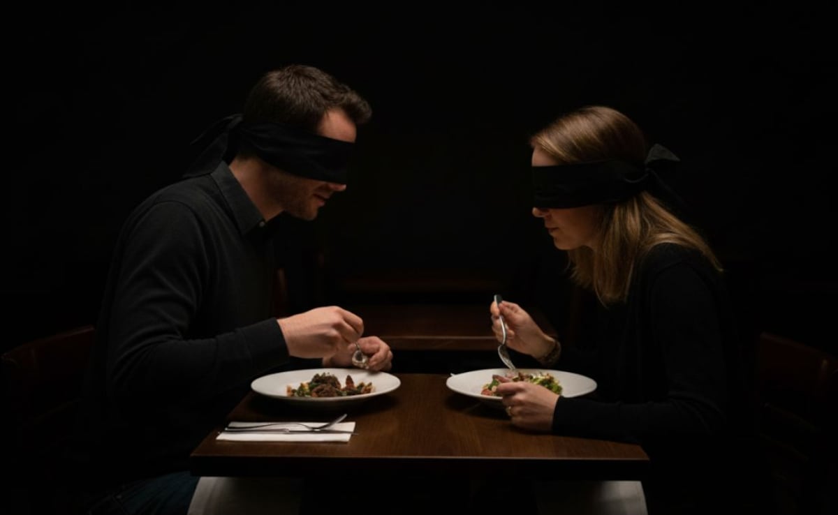 What Is Dark Dining, And How Eating Without Seeing Can Transform Your Perspective