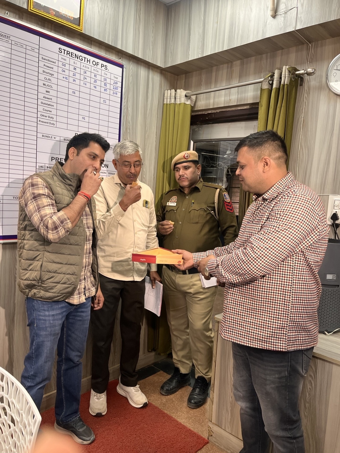 देश का नंबर-1 थाना घोषित होने पर मिठाई बांटकर खाते गाजीपुर थाने के स्टाफ.