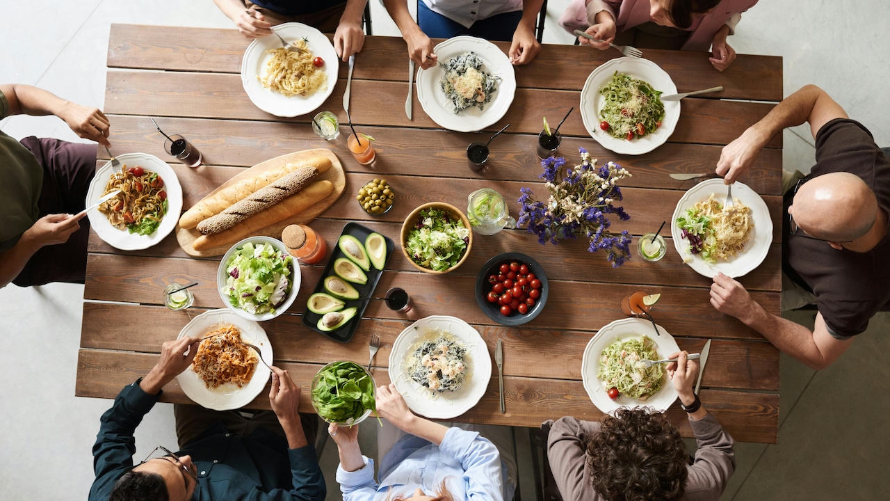 Thanksgiving 2025 dining table setup essentials for family gathering celebration