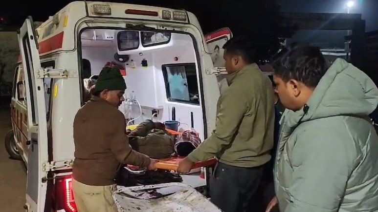 दमोह में मुफ्त में पुलिस बांट रही हजार हेलमेट, उधर दो बाइक की टक्कर से दो की मौत