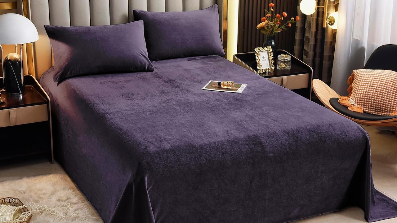 Warm Bedsheets Under 1000: कम कीमत में सर्दियों के लिए आज ही खरीदें ये गर्म, मुलायम और स्टाइलिश बेडशीट्स
