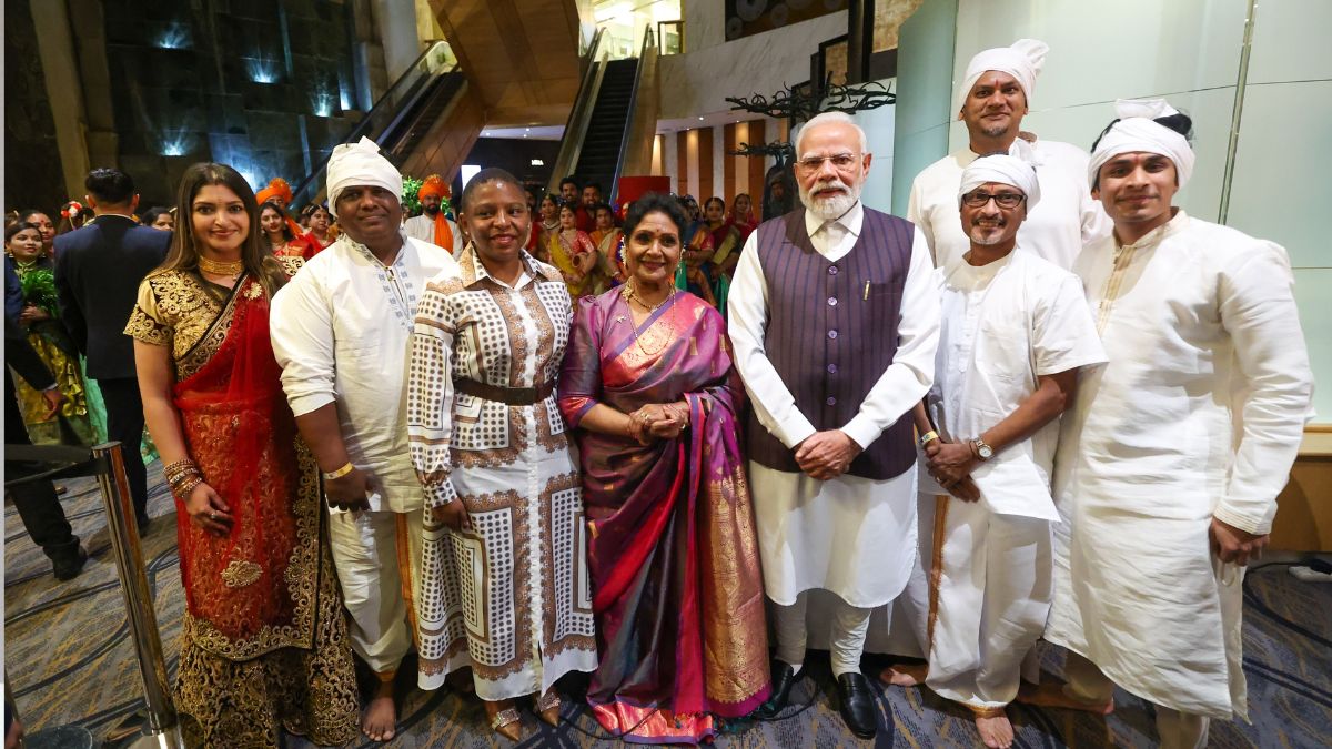 PM Modi Welcomed by Indian Diaspora in South Africa Ahead of G20 Summit