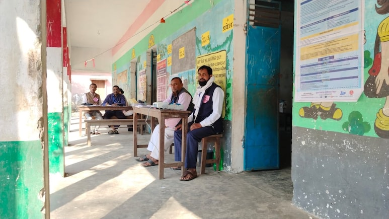 बिहार में दूसरे फेज में बंपर वोटिंग पर पश्चिमी चंपारण के 22 गांवों में क्यों सूने हैं मतदान केंद्र?