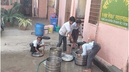 हद हो गई! जयपुर के आदर्श विद्यालय में बच्चों से जूठे बर्तन धुलवाए गए, प्रिंसिपल बोले- 'कोई तो करेगा ना काम सर!'
