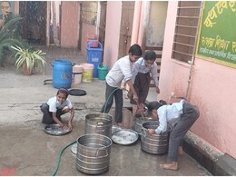 हद हो गई! जयपुर के आदर्श विद्यालय में बच्चों से जूठे बर्तन धुलवाए गए, प्रिंसिपल बोले- 'कोई तो करेगा ना काम सर!'