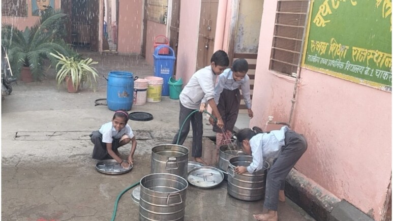 हद हो गई! जयपुर के आदर्श विद्यालय में बच्चों से जूठे बर्तन धुलवाए गए, प्रिंसिपल बोले- 'कोई तो करेगा ना काम सर!'