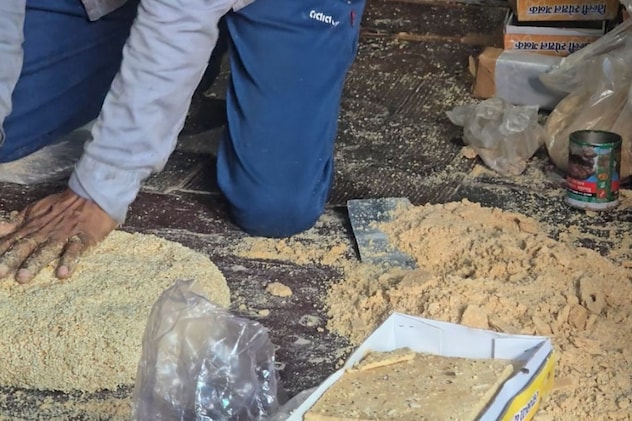 कुटेमा गजक तैयार करते हुए कारीगर