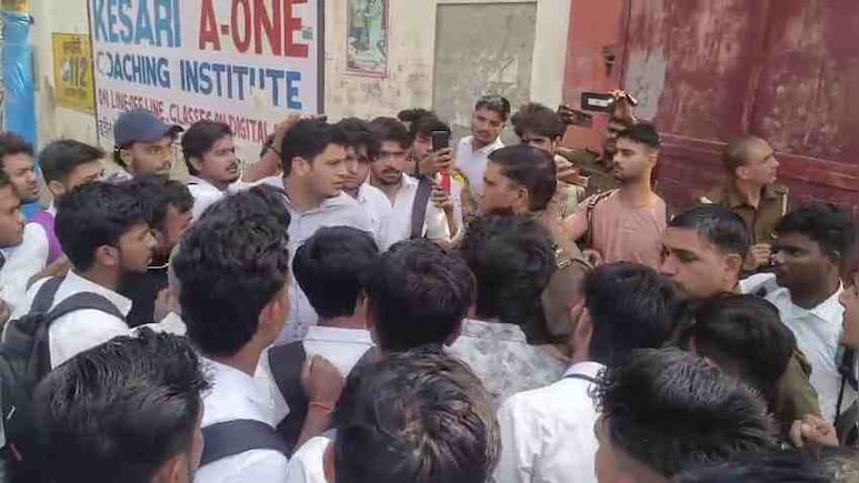 मुजफ्फरनगर: कॉलेज में BA छात्र ने क्लासरूम में खुद को लगाई आग, गंभीर हालत में मेरठ रेफर