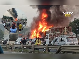 Pune Accident: पुण्यात 2 कंटेनरचा भीषण अपघात, 7 जण ठार तर 20  जखमी, 15 गाड्यांना दिली धडक